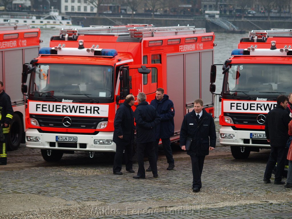Neue LF`s fuer Koeln Uebergabe in Koeln Deutz an den Wachen  P124.JPG